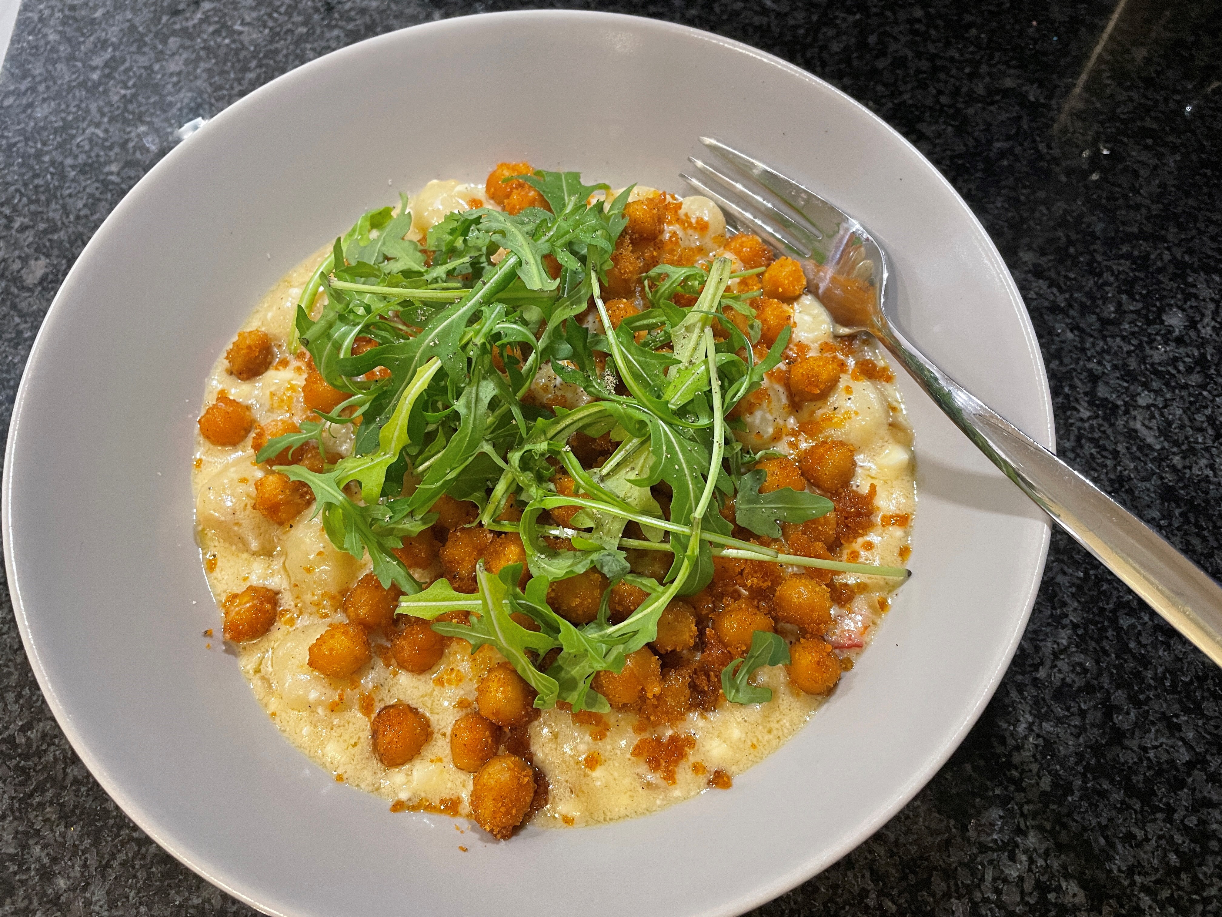 Krämig fetaost gnocchi med ugnsrostade kikärtor